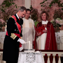 King Felipe of Spain lights his candle. Photo: Lise Åserud / NTB scanpix  Photo: Lise Åserud / NTB scanpix
